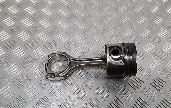Mitsubishi Outlander Piston with connecting rod 