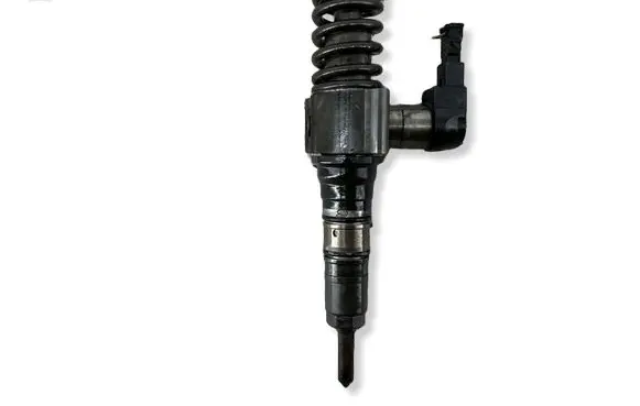 Volkswagen PASSAT B6 Fuel injector 03G130073T
