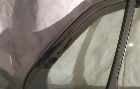 Rear vent window glass