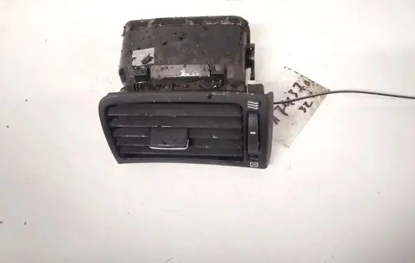 Toyota Avensis T250 Dash center air vent grill