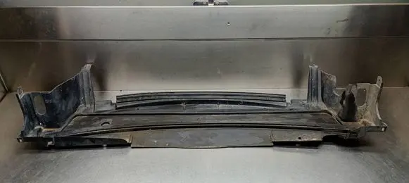 Volvo V70 Front bumper skid plate/under tray 09151896