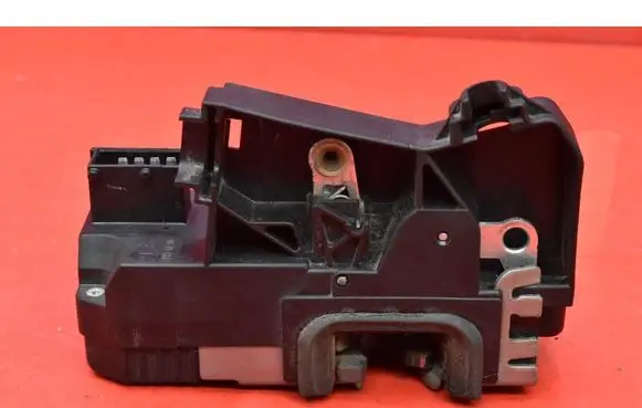 Opel Corsa C Front door lock 13203899PM