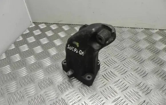Mercedes-Benz E W212 Engine mounting bracket A6422236404 VD16205