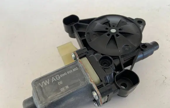 Audi Q7 4M Front door window regulator motor 8W0959802