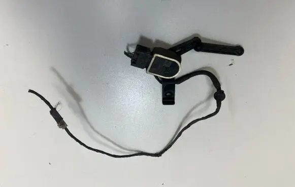 BMW M4 F82 F83 Rear air suspension level height sensor 6860843 6870000