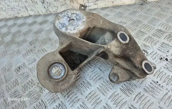 Engine mounting bracket