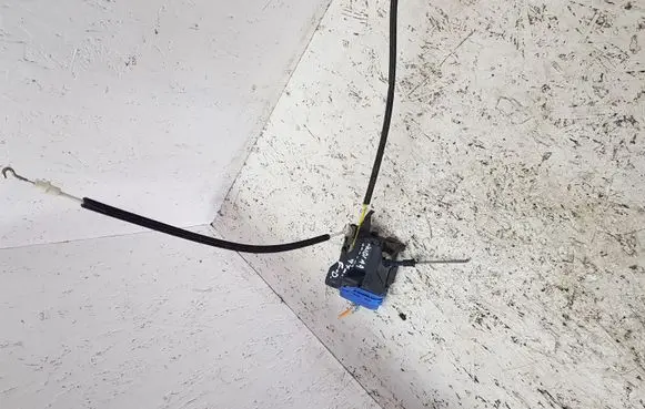 Audi A4 S4 B5 8D Rear door lock 8D0839016A