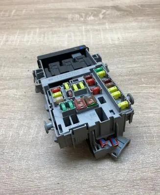 Opel Zafira C Fuse module 13222786