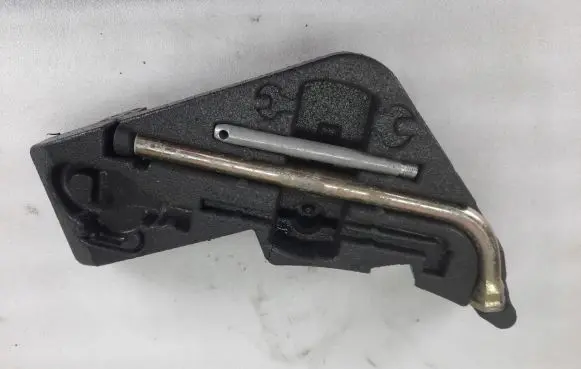 Volkswagen Touareg I Tool box 7L0012113