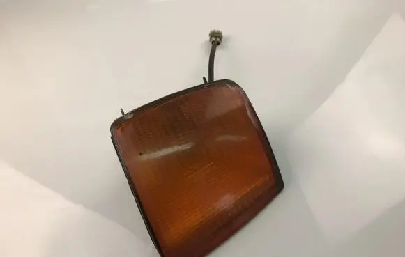 Volkswagen PASSAT B3 Front fender indicator light 357953050