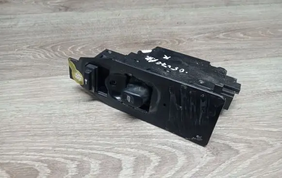 Volvo V70 Electric window control switch 30739078