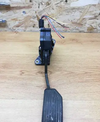 Toyota RAV 4 (XA30) Accelerator throttle pedal 7811042030 1988007280