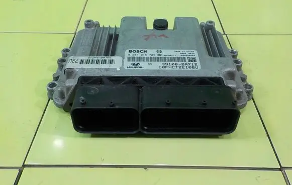 Hyundai i30 Engine control unit/module 0281015709