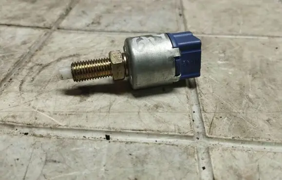 Toyota RAV 4 (XA20) Brake pedal sensor switch