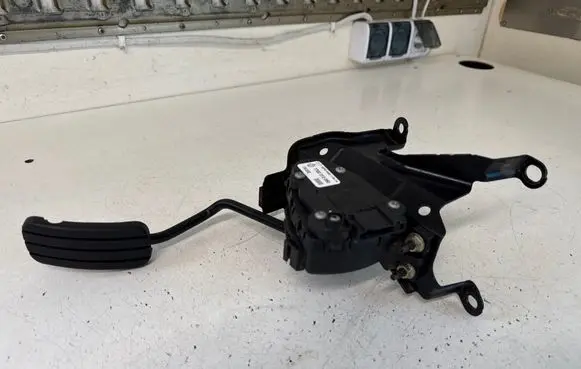 Opel Vivaro Accelerator throttle pedal 7700313060 6PV00811914
