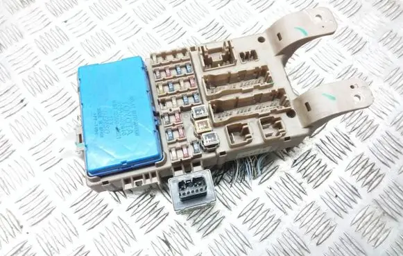 Toyota Corolla E120 E130 Fuse module 8264102040