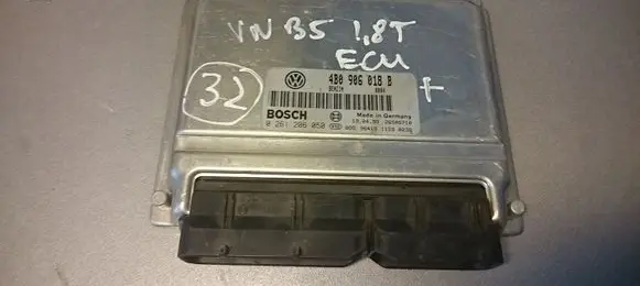 Volkswagen PASSAT B5 Engine control unit/module 4B0906018B 0261206050