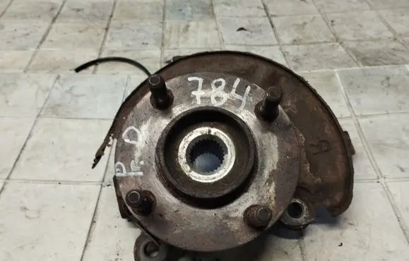 Mitsubishi Colt Front wheel hub