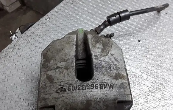 BMW 5 E39 Front brake caliper 6022296