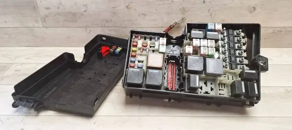 Volvo V50 Fuse box set 8688040 518818000