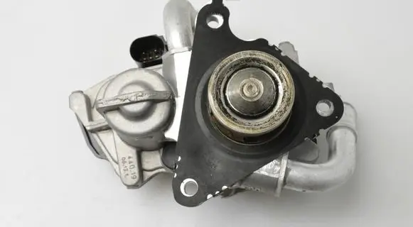 Volkswagen Golf VII EGR valve 04L131501S
