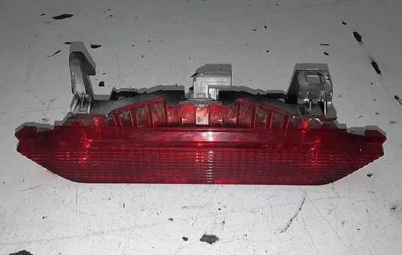 Toyota Yaris Third/center stoplight E111651