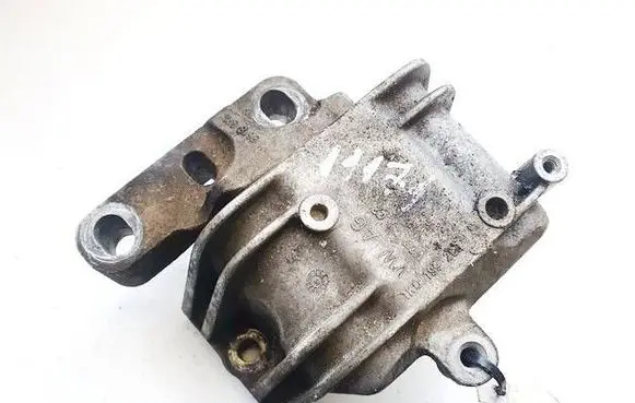 Volkswagen PASSAT B6 Engine mount bracket 1K0199262