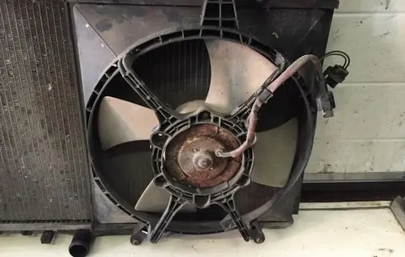 Mitsubishi Carisma Radiator cooling fan shroud