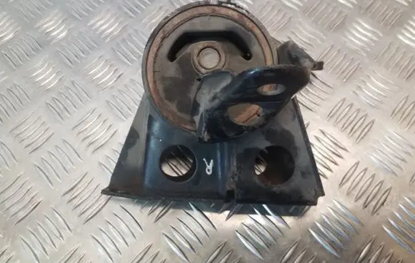 Nissan Primera Engine mount bracket