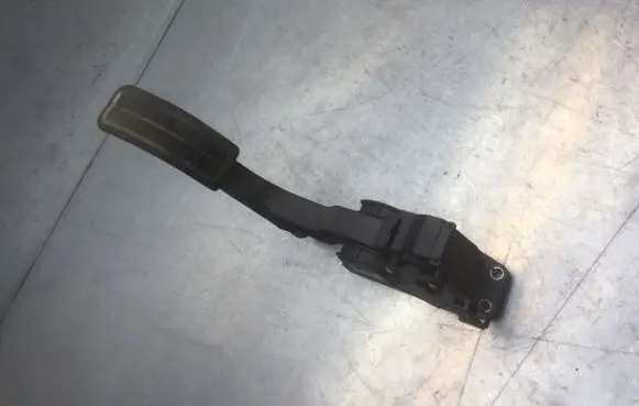 Volkswagen Polo Accelerator throttle pedal 028075209 6N1723503 182200589