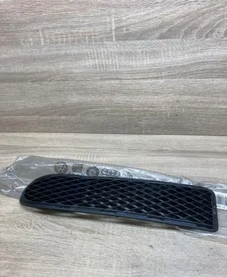 Volkswagen Golf IV Front bumper lower grill 377807717A