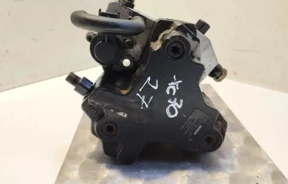 Volvo XC70 Fuel injection high pressure pump 8692521