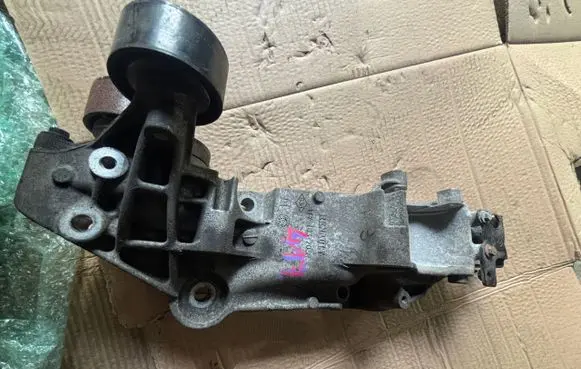 Opel Movano B Generator/alternator bracket 117103703R