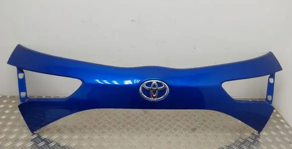 Toyota Yaris Trunk door license plate light bar 768010DB20 768110DA30