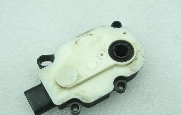 Opel Zafira C Fuse module 13321318 6466R300
