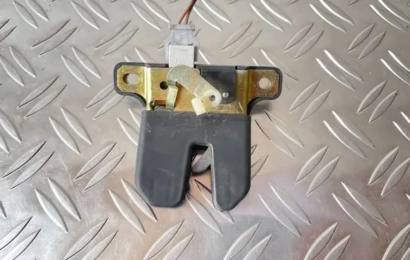 Audi A4 S4 B5 8D Tailgate/trunk/boot lock/catch/latch 8D5827505 3998