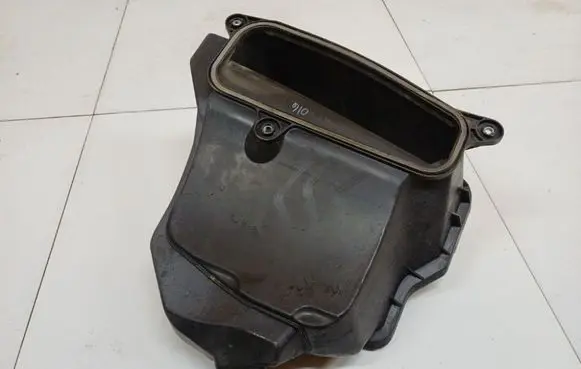 Mercedes-Benz R W251 Air filter box A2518300040