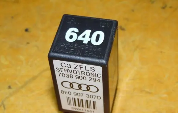 Audi A4 S4 B7 8E 8H Fuel pump relay 8E0907307D