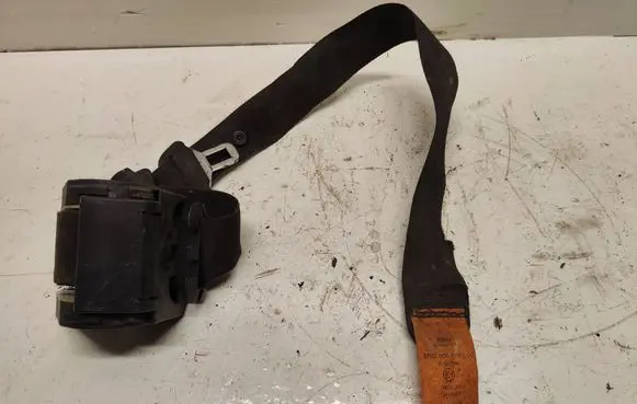 BMW 5 E39 Front seatbelt 8198571 040120