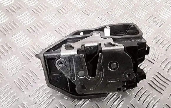BMW 5 E60 E61 Front door lock 7167065