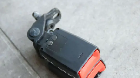 Ford Kuga I Rear seatbelt buckle 163KM