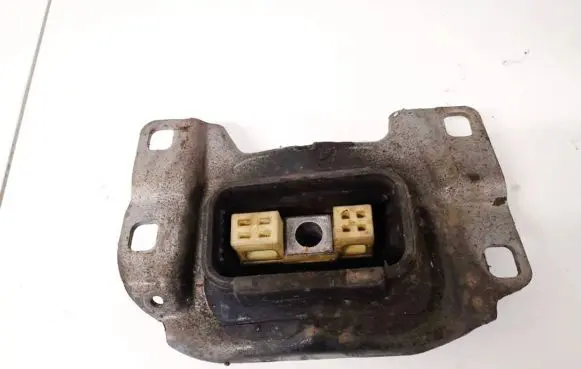 Ford Focus Engine mount bracket v617m121 v61-7m121