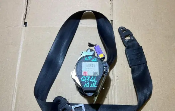 Audi Q7 4L Front seatbelt