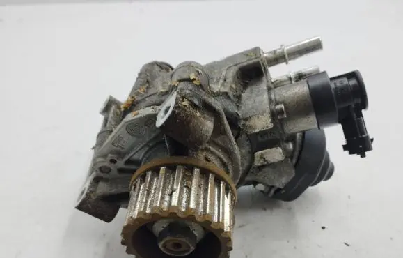 Renault Clio IV Fuel injection high pressure pump 167007358 H8201434847