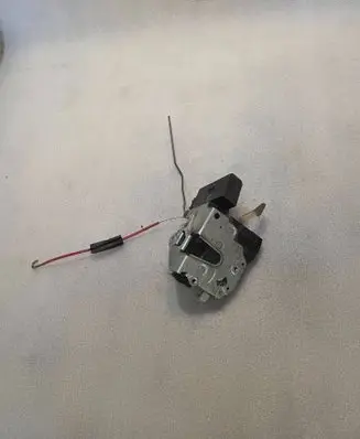 BMW 5 E34 Front door lock 8168924