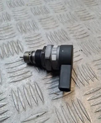 Volkswagen Golf VII Fuel pressure regulator 057130764AB