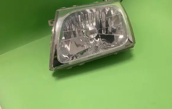 Toyota Hilux (N140, N150, N160, N170) Headlight/headlamp 8117035320