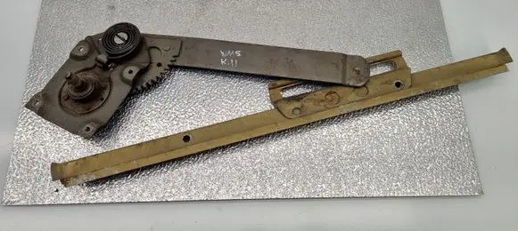 Rear door manual window regulator