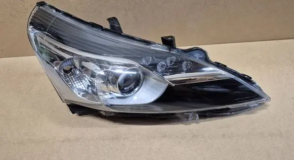 Toyota Verso Headlight/headlamp 811100F181