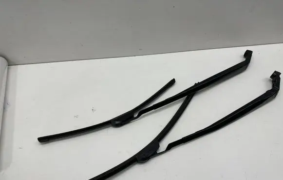 Toyota Camry VIII XV70 Front wiper blade arm
